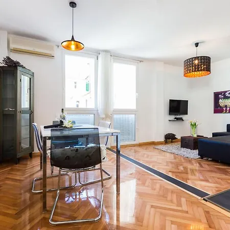 Aloise In Old Town Center Gasthuis 4*