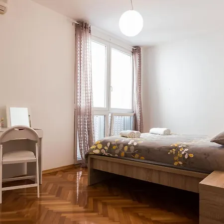 Aloise Apartment In Old Town Center